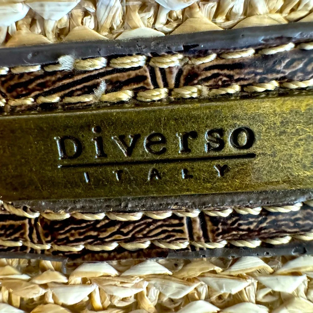 Diverso Italy straw brown bag with faux croc print.In Excellent condition.